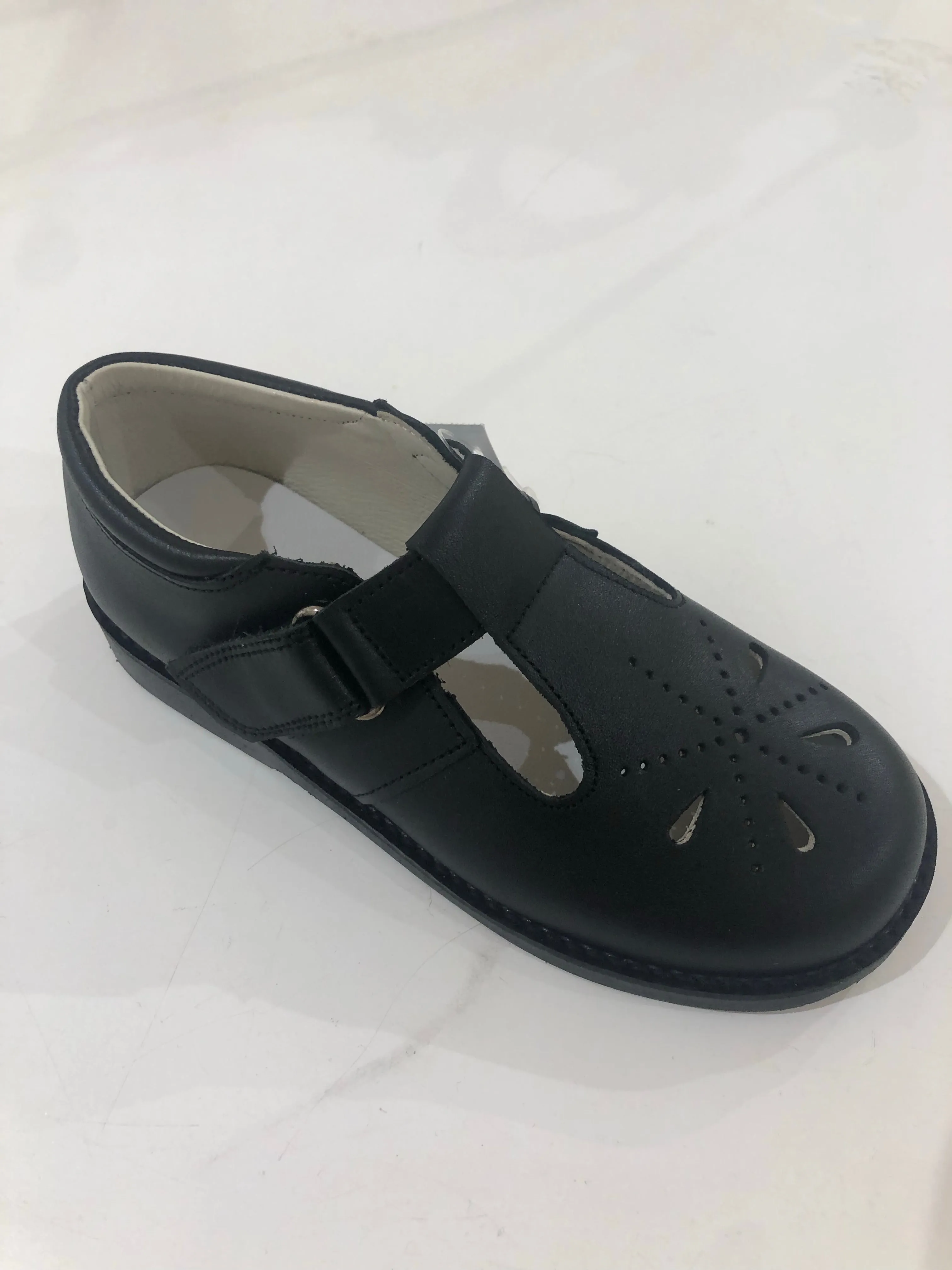 Black t-strap velcro school shoe (flor estrella)