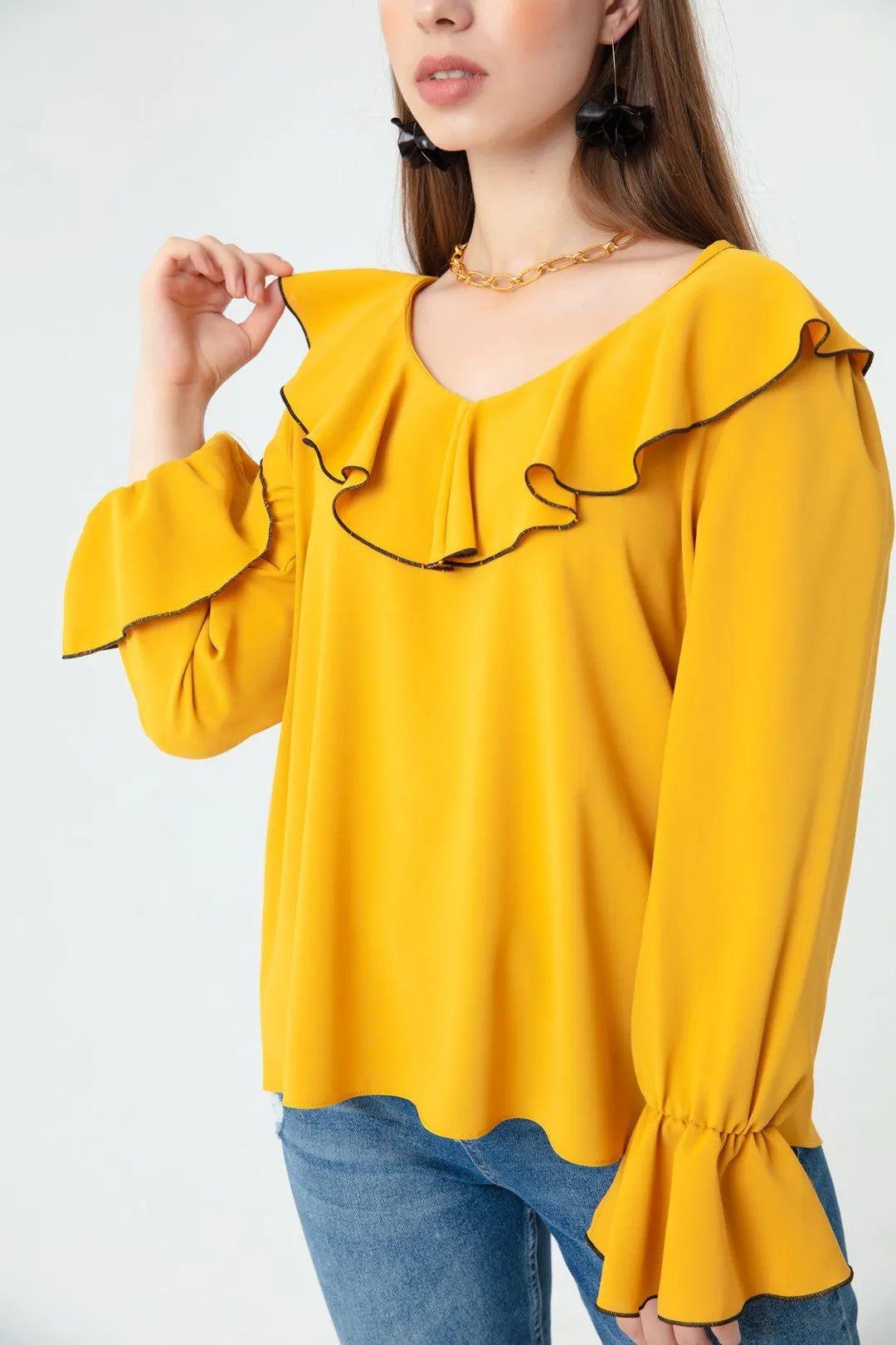 Female Collar And Arms Flywheel Blouse